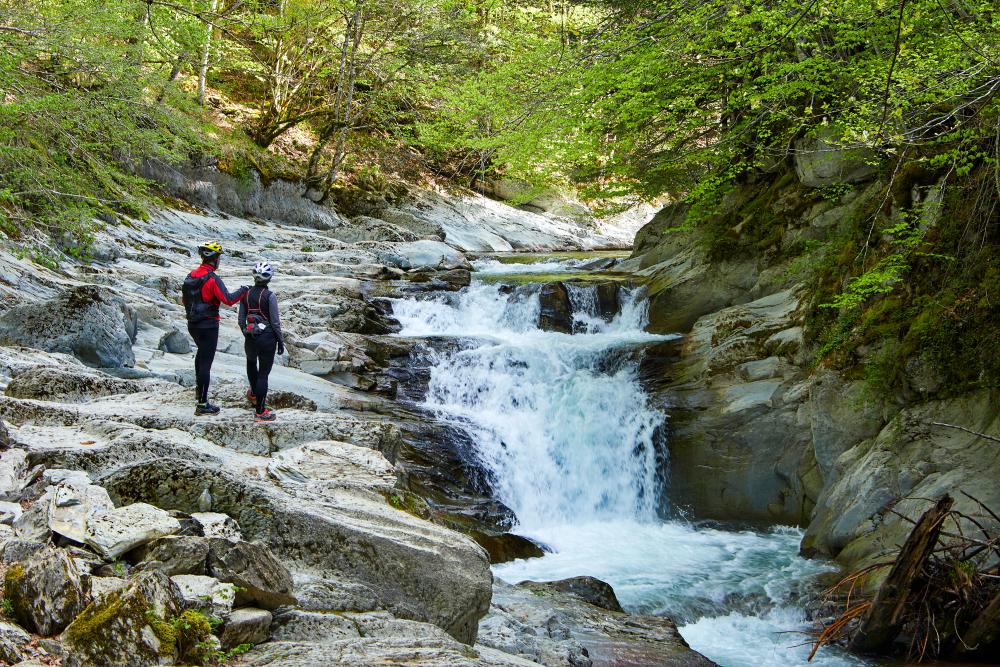 Cascada del Cubo con dos senderistas